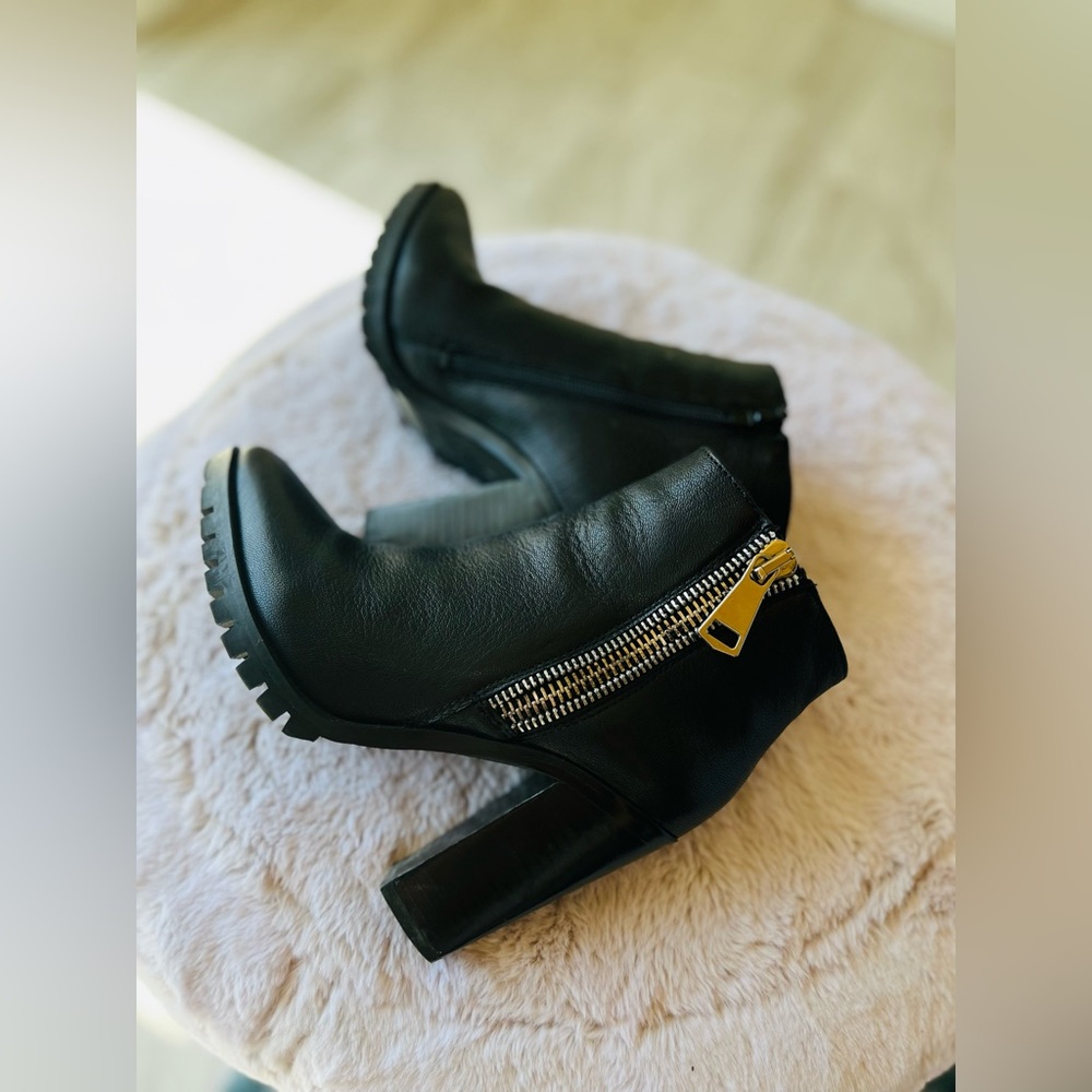 Steve Madden beautiful heel ankle boots